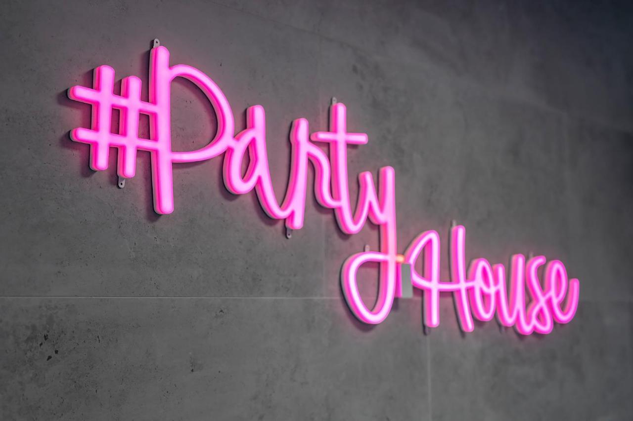 #partyhouse Wilda